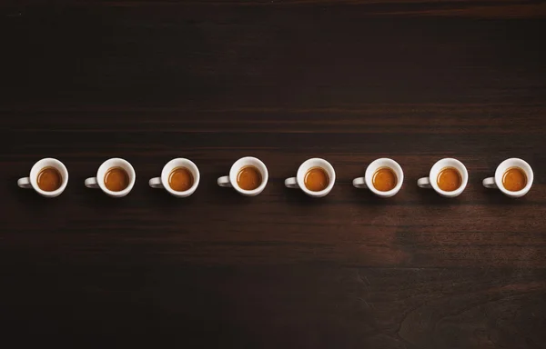 Set de pequeñas tazas de cerámica con espresso o ristretto, recién hechas — Foto de Stock