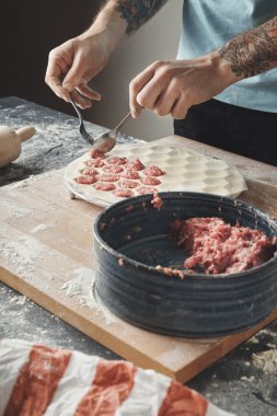 adam özel kalıp pelmeni veya köfte veya ravioli pişirir