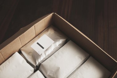 boş hermetik beyaz paketlerle dolu büyük karton kutu açıldı