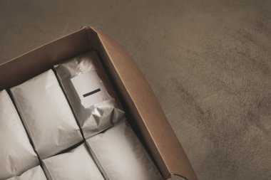 boş hermetik beyaz paketlerle dolu büyük karton kutu açıldı