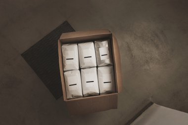 boş hermetik beyaz etiketli paketler dolu büyük karton kutu açıldı 