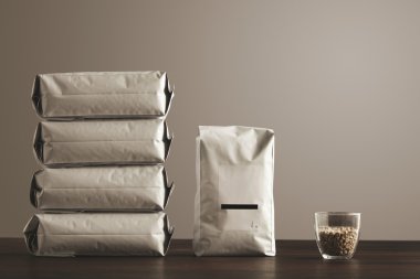 Mallarla dolu dört yatan kesenin yanında büyük hermetik paket