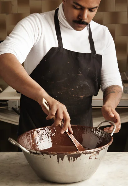 Homem torção saboroso chocolate derretido — Fotografia de Stock