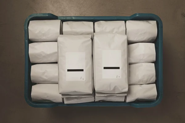 Hvid fyldt med kaffe eller te kg forseglede pakker - Stock-foto