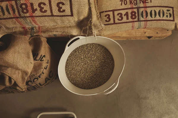 Felülnézet a nagy pamut zacskókat nyers friss kávébab — Stock Fotó