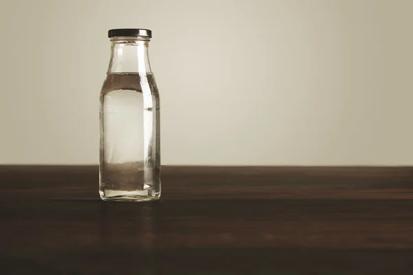 Bersihkan botol kaca transparan — Stok Foto
