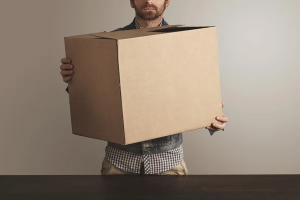 Kurir rymmer stor kartong papper låda — Stockfoto