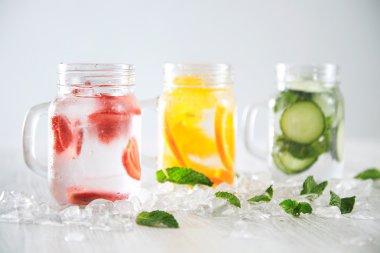 kavanozSağlıklı taze serin ev yapımı limonata