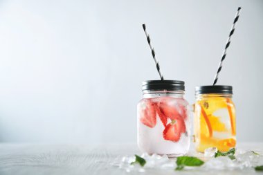 iki taze ev yapımı limonata