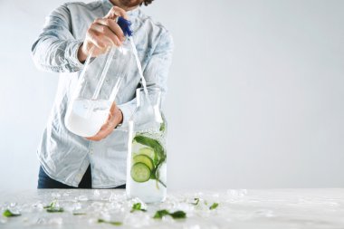 Barmen mojito gibi içecek köpüklü su döker 