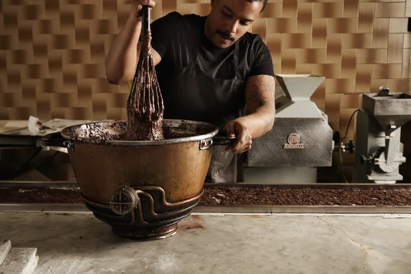 Hauptmischung geschmolzene Schokolade in speziellen Topf — Stockfoto