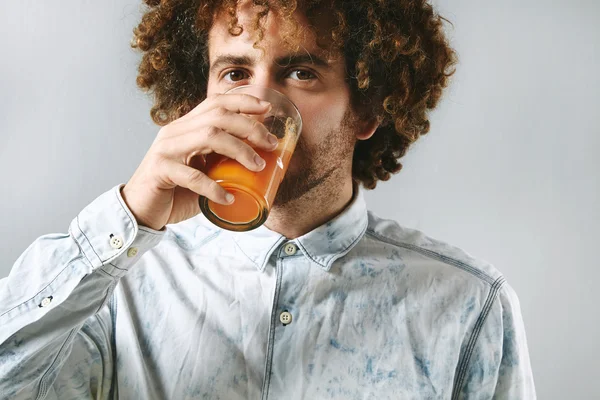 Homem beber suco de cenouras orgânicas — Fotografia de Stock