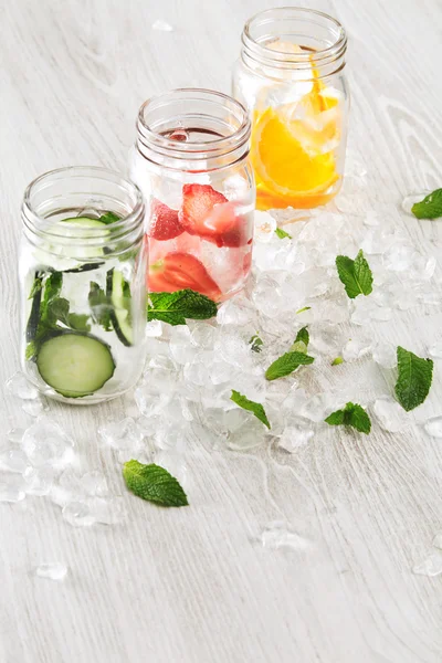 Řada rustikálních skleniček v ledové kostce s limonádou — Stock fotografie