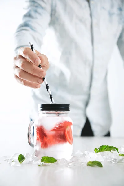 Bartender puts striped drinking straw — Zdjęcie stockowe