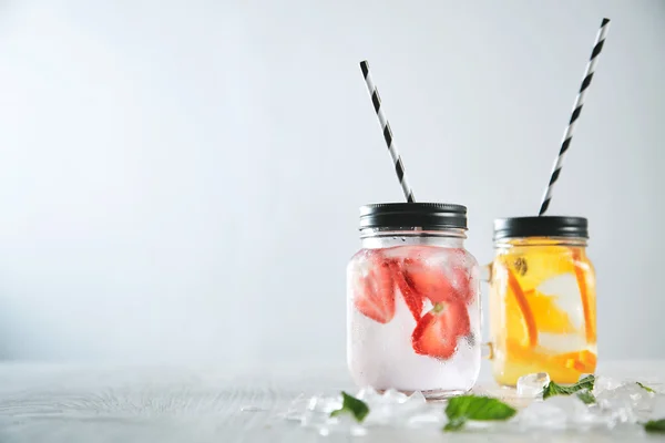 Duas limonadas caseiras frescas — Fotografia de Stock