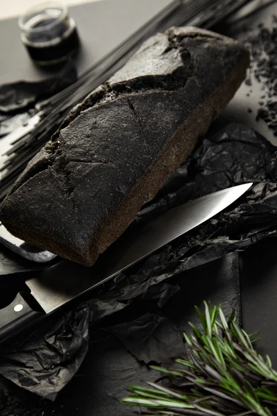 검은 빵을 곁들인 검은 스파게티 — 스톡 사진