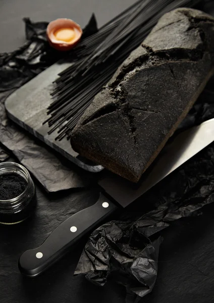 Espaguete preto com pão preto — Fotografia de Stock