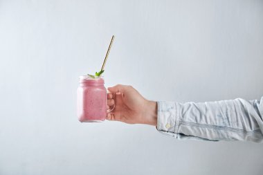 soğuk taze berry smoothie ile kavanoz 
