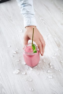 el taze berry smoothie ile kavanoz alır