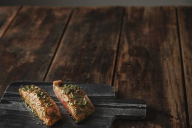 baharatlı iki çiğ somon parçası