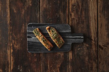 Baharat ve otlar ile Somon 