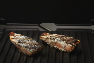 elektronik ızgara tabağı üzerinde somon parçaları