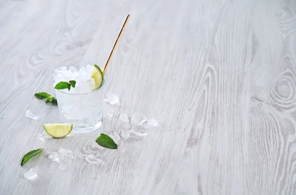 Verre de whisky plein de glace écrasée — Photo