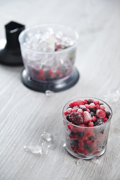 Mezcla de bayas congeladas y cubitos de hielo —  Fotos de Stock