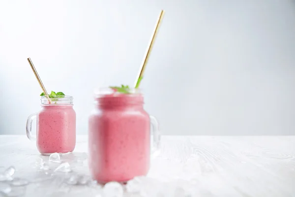 Taze harmanlanmış smoothie ile rustik kavanoz — Stok fotoğraf