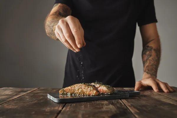 Homem cozinha refeição saudável — Fotografia de Stock