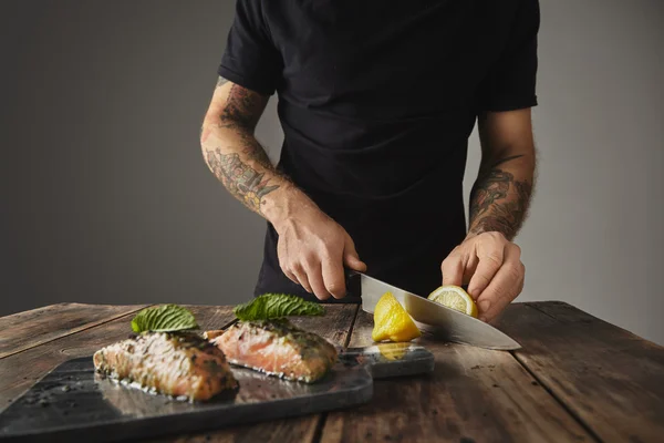 Limón cortado hombre detrás decorado con salmón de hoja de menta —  Fotos de Stock