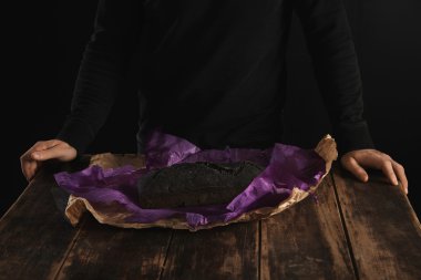 fırında ev yapımı kömür ekmek arkasında fırıncı 
