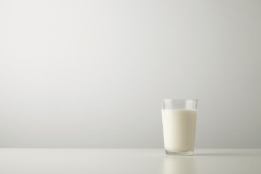 taze organik süt ile cam 