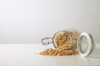  haddelenmiş yulaf ile rustik kavanoz açıldı