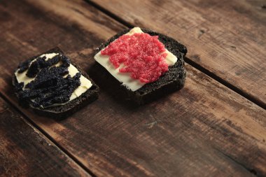 sütlü tereyağı ve havyar ile sandviç 