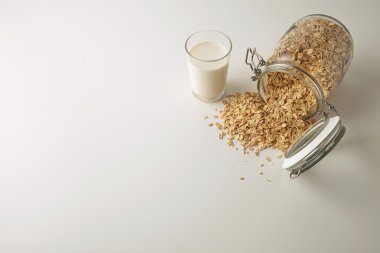 yulaf ile açılan kavanoz yakınında organik süt ile cam 