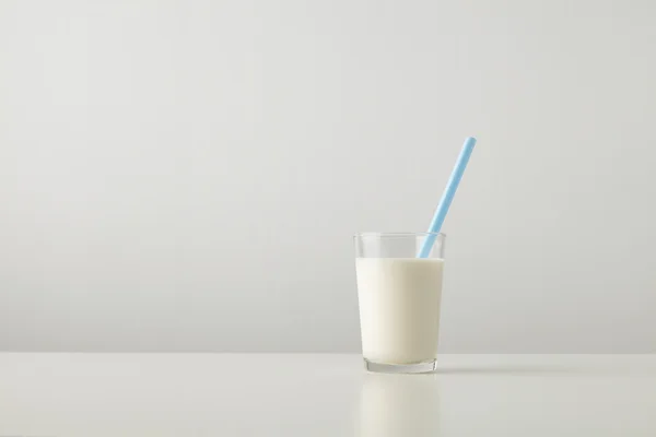 Стакан со свежим органическим молоком — стоковое фото
