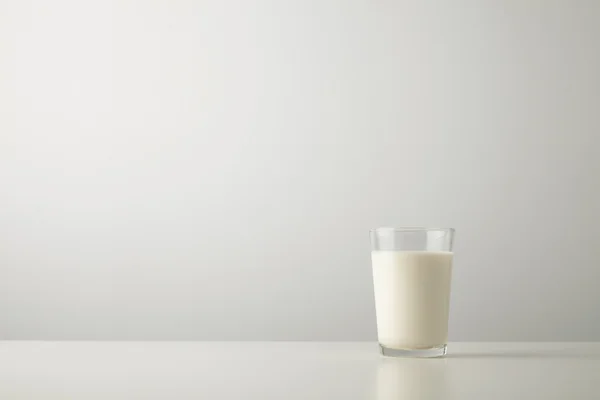 Стакан со свежим органическим молоком — стоковое фото