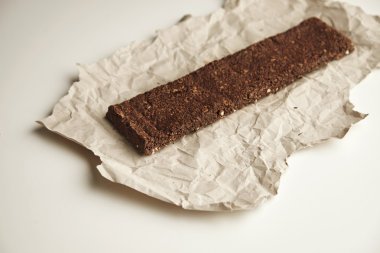 çilek ve öğütülmüş fındık ile pişmiş çikolata