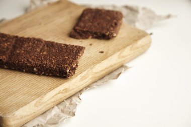 çilek ile pişmiş sağlıklı çikolata bar