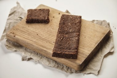 çilek ve öğütülmüş fındık ile çikolata bar 