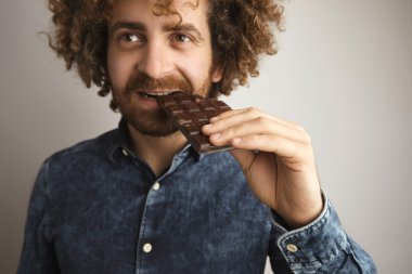 adam pişmiş çikolata bar ısırır 