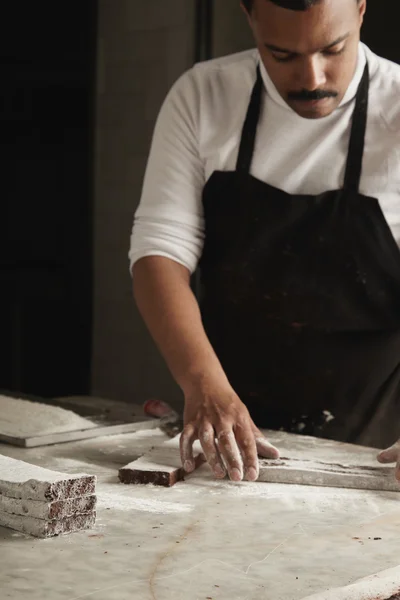 Homem cozinha bolos de chocolate — Fotografia de Stock