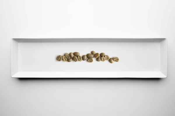 Café tostado profesional en plato blanco — Foto de Stock