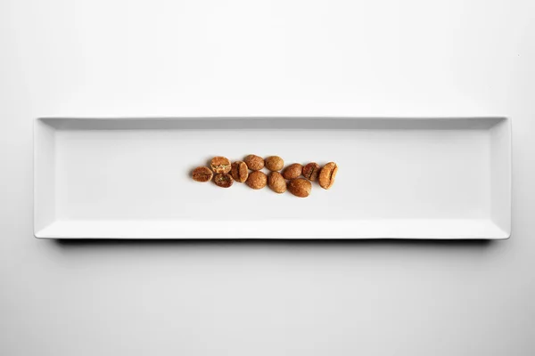 Café tostado profesional en plato blanco —  Fotos de Stock