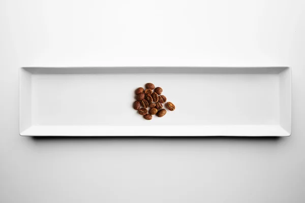 Професійне обсмажування кави на білій тарілці — стокове фото