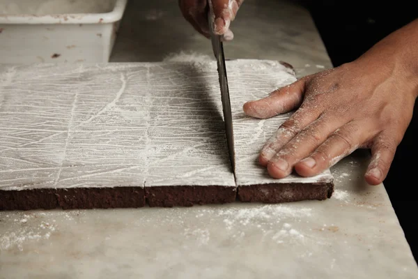 Man cut slice of freshly baked chocolate cake — Stock Photo, Image