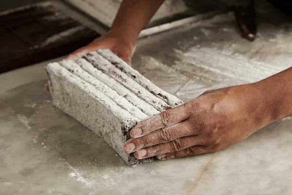 Chef tient des barres de chocolat en poudre de sucre — Photo