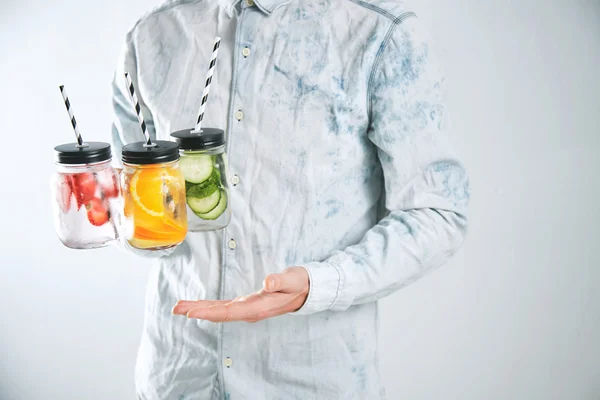 Camarero ofrece bebidas frías de refresco — Foto de Stock