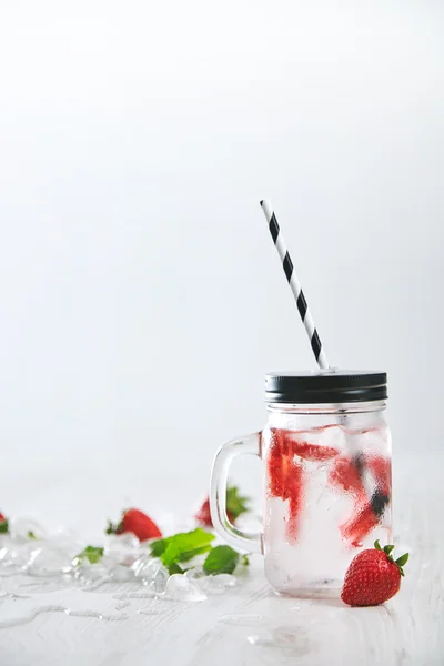 Sklenice se studenou čerstvou limonádou z jahody — Stock fotografie